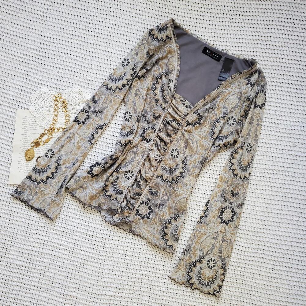 Y2k long flare sleeve pattern top with ruching down the middle